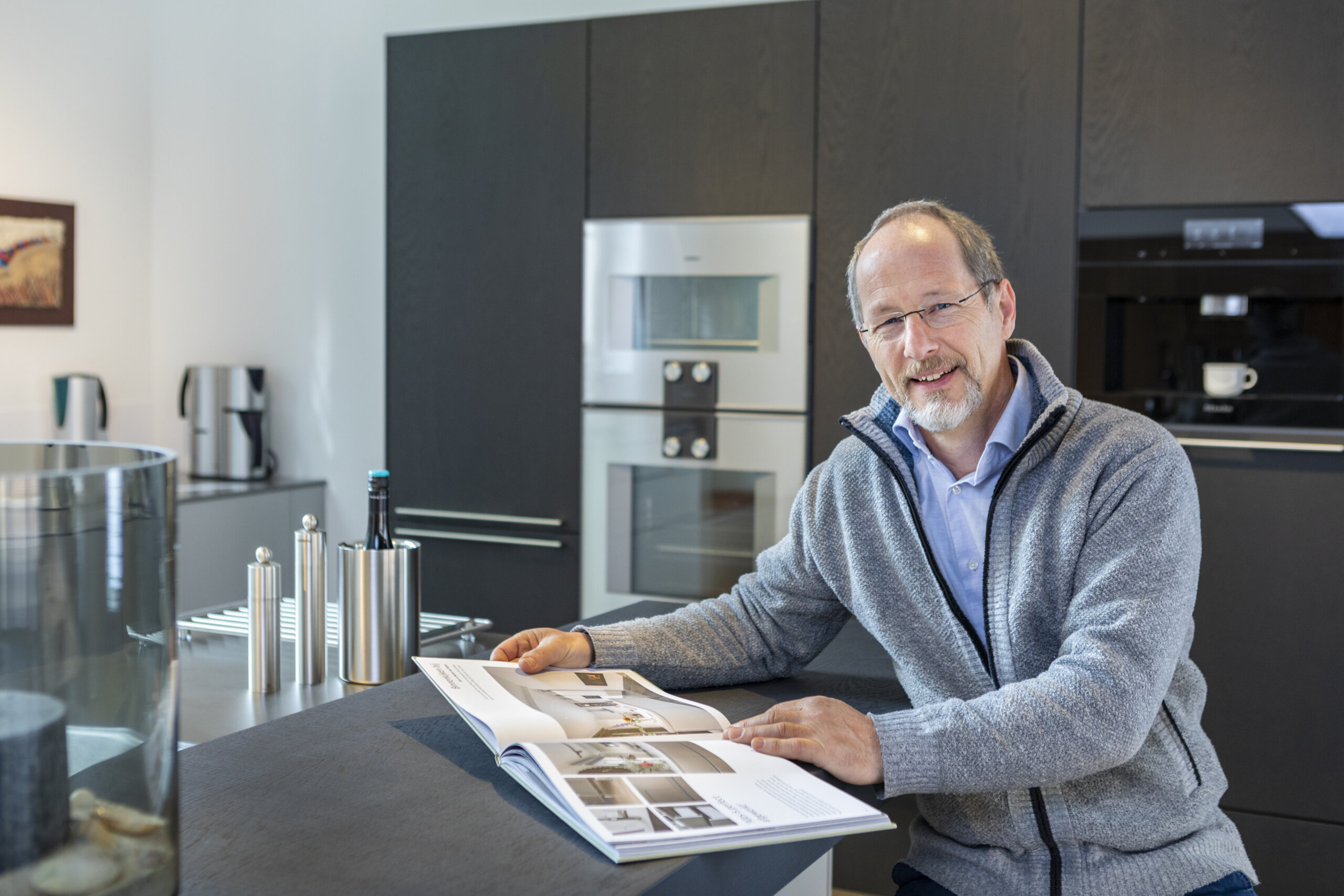 Filip Leenman in gesprek in de showroom van Stadshaege Keukendesign