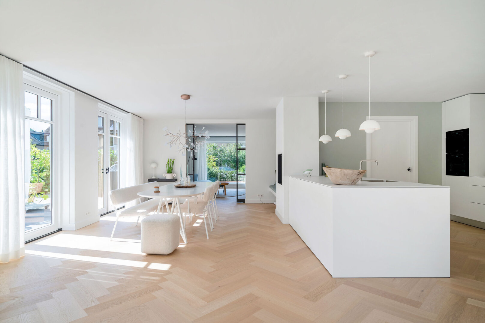 strakke witte design keuken op visgraat vloer alpine wit op houten visgraatvloer, foto 4