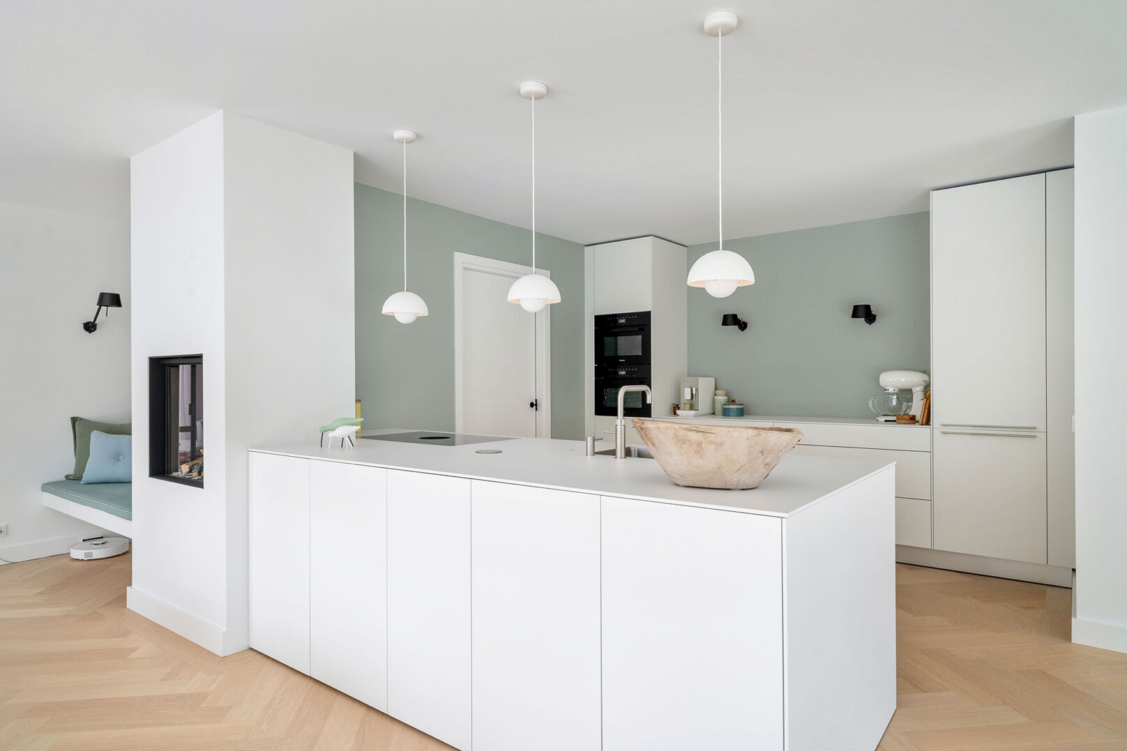 strakke witte design keuken op visgraat vloer alpine wit op houten visgraatvloer, foto 3