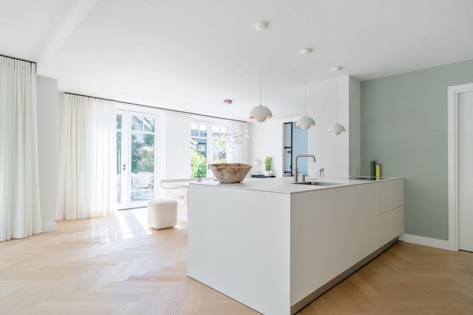 strakke witte design keuken op visgraat vloer alpine wit op houten visgraatvloer, foto 2