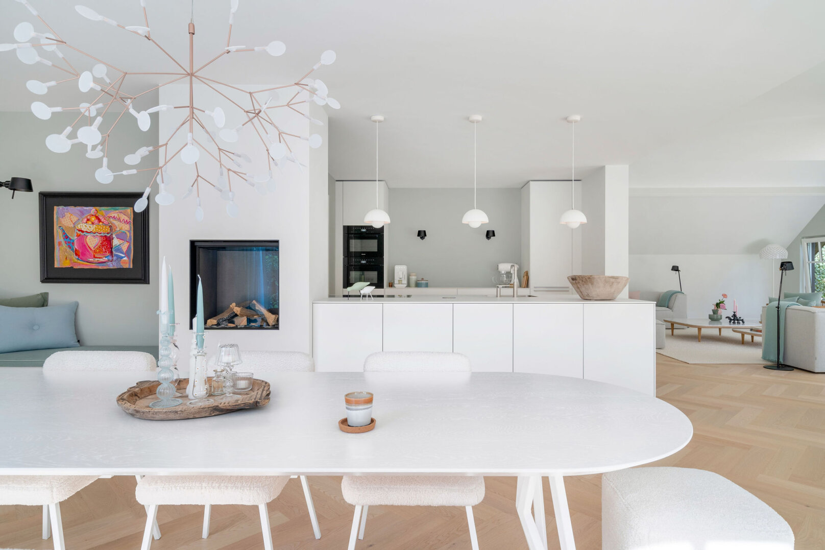 strakke witte design keuken op visgraat vloer alpine wit op houten visgraatvloer