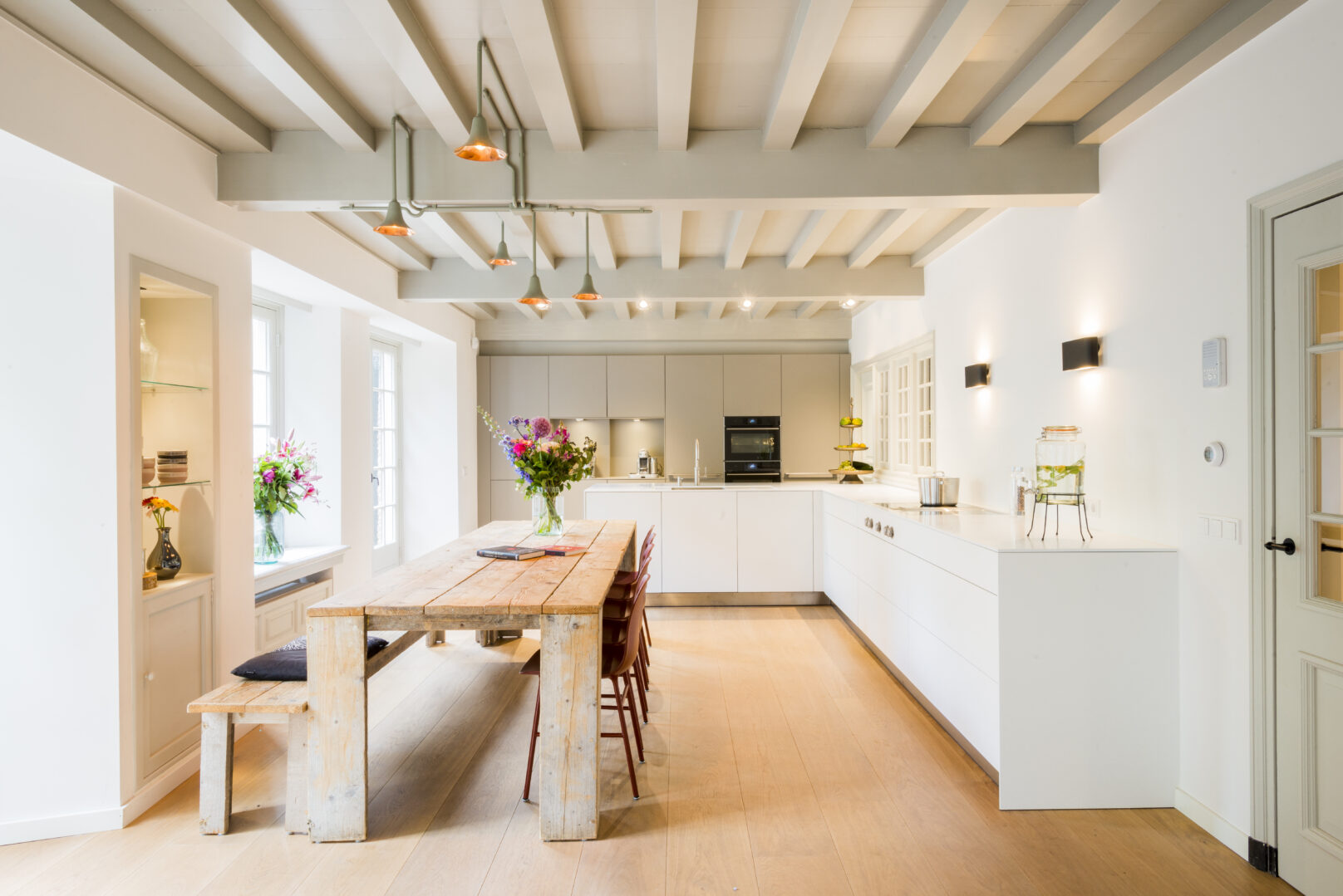 unieke keuken met koffienis en hoekopstelling