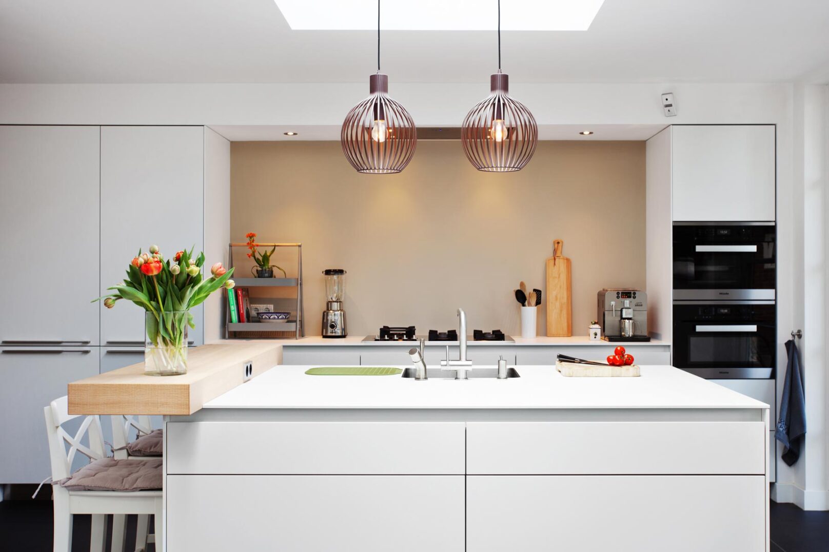 luxe keuken met spoeleiland en houten zitbar, foto 2