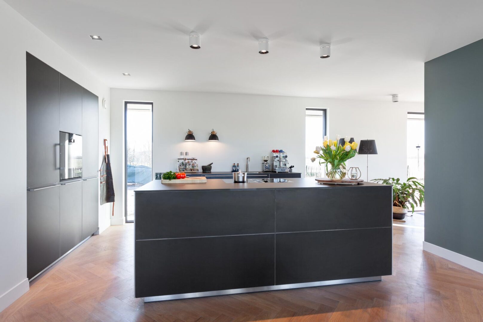 moderne grafiet kleur design keuken met kookeiland