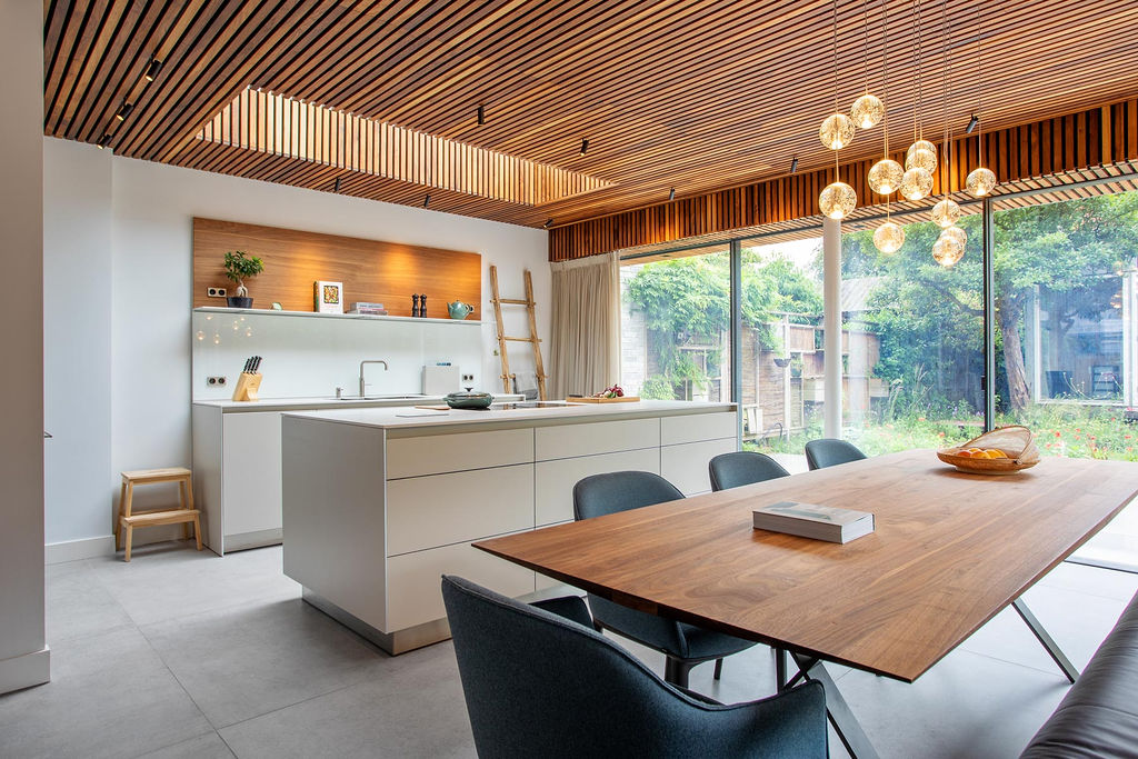 Japandi stijl keuken wit met noten en dekton kookeiland, foto 2