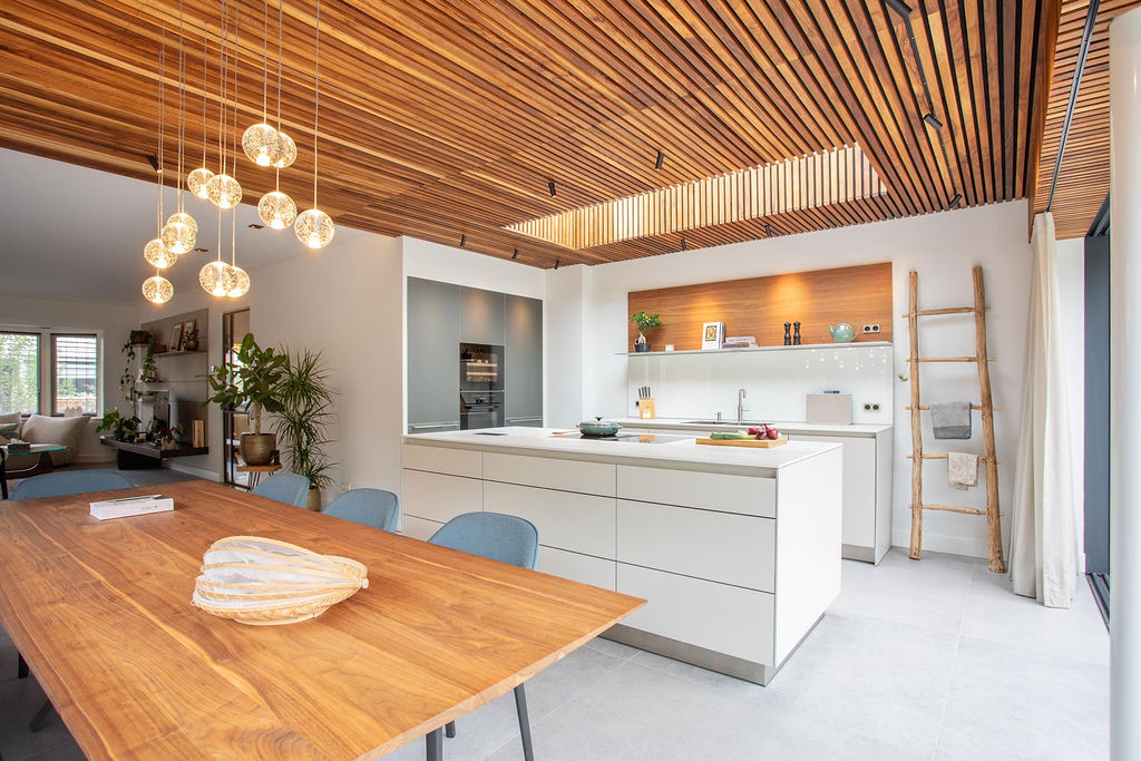 Japandi stijl keuken wit met noten en dekton kookeiland, foto 3