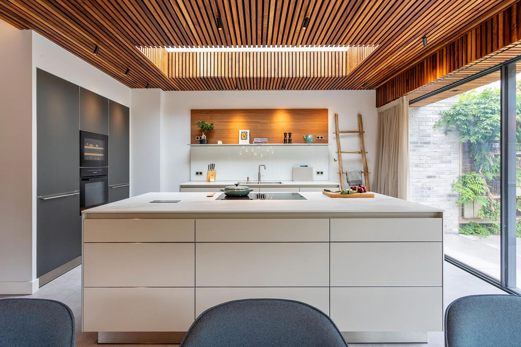 Bulthaup b3 wit met noten en Dekton blad