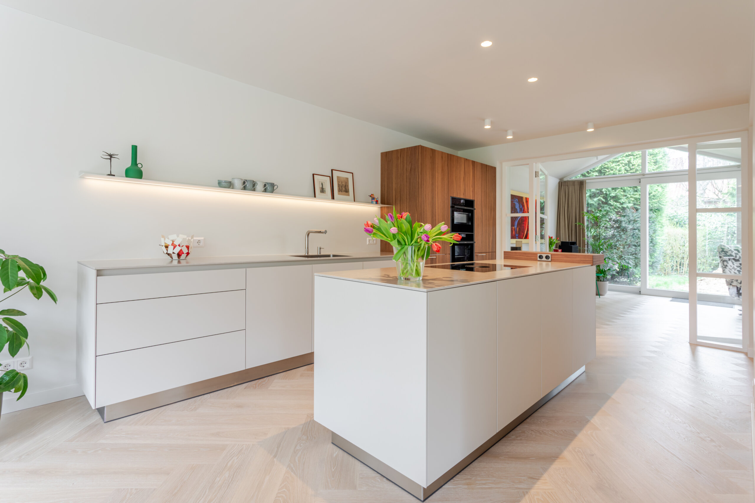 exclusieve bulthaup b3 in kiezel met noten fineer hogekast en noten bar