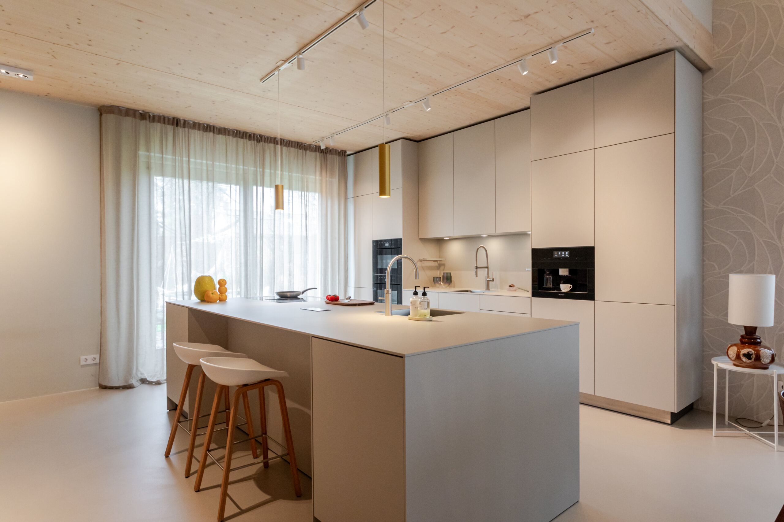 luxe keuken met kasten tot aan het plafond met kookeiland, foto 2