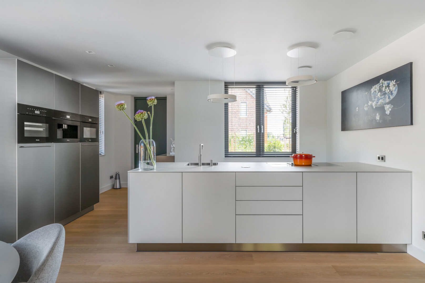 design keuken met schiereiland en aluminium grijze hoge kasten, foto 2
