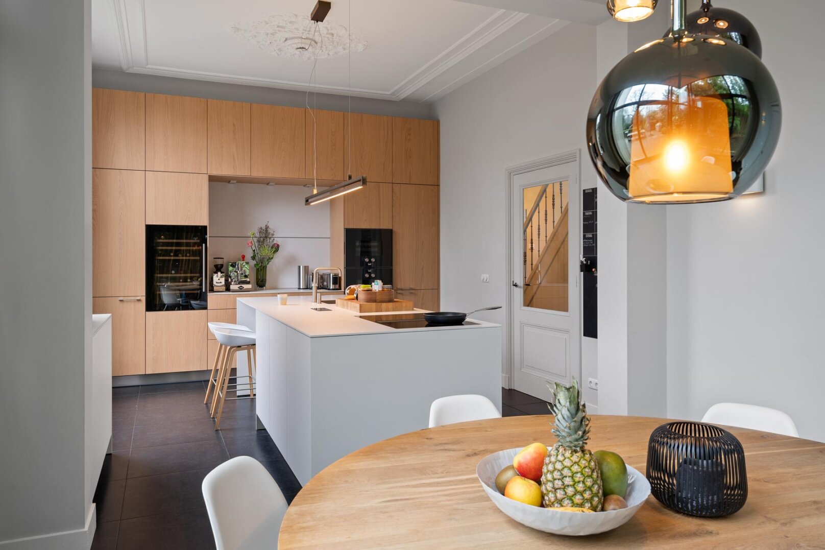 luxe keuken met kookeiland in wit met naturel eiken