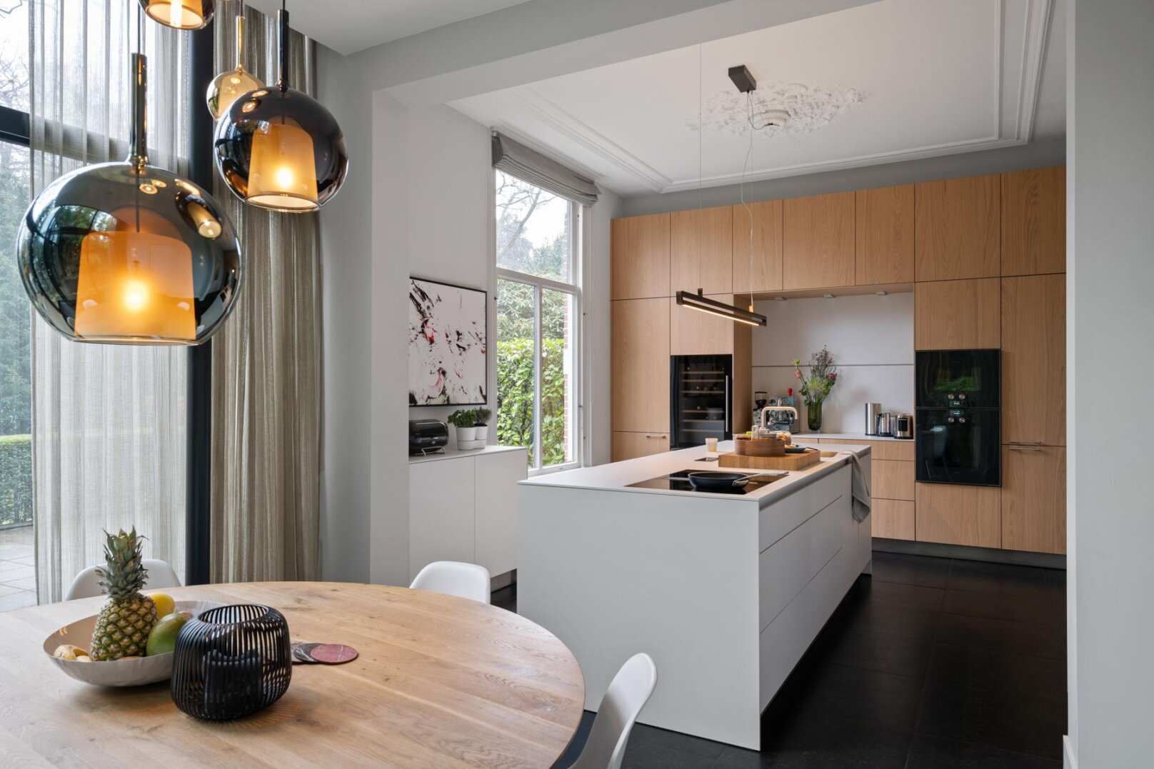 luxe keuken met kookeiland in wit met naturel eiken, foto 3