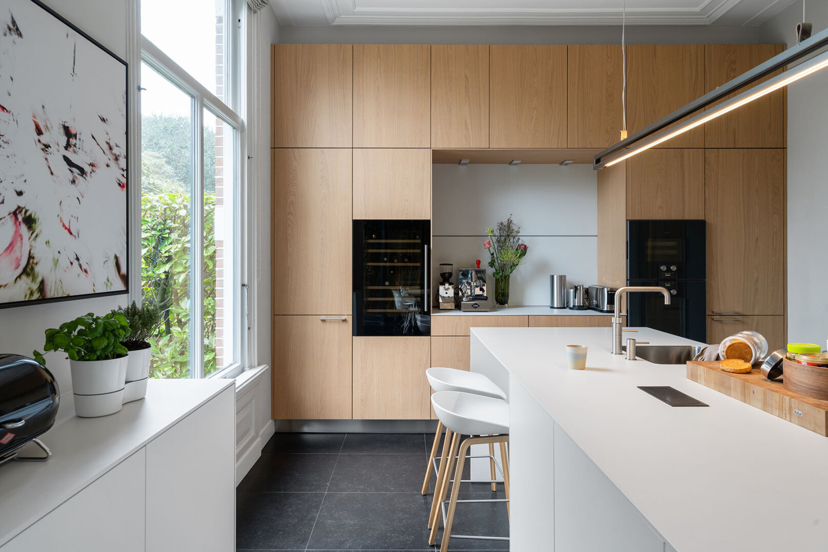 luxe keuken met kookeiland in wit met naturel eiken, foto 2
