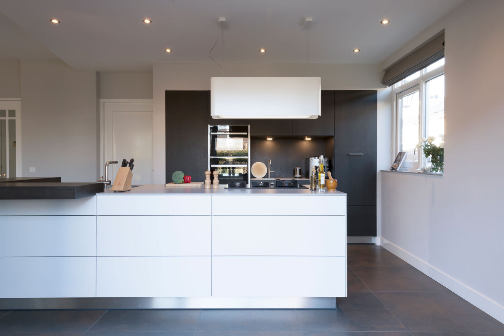 exclusieve keuken met hoek zitbar en hogekasten in zwart eiken, foto 3