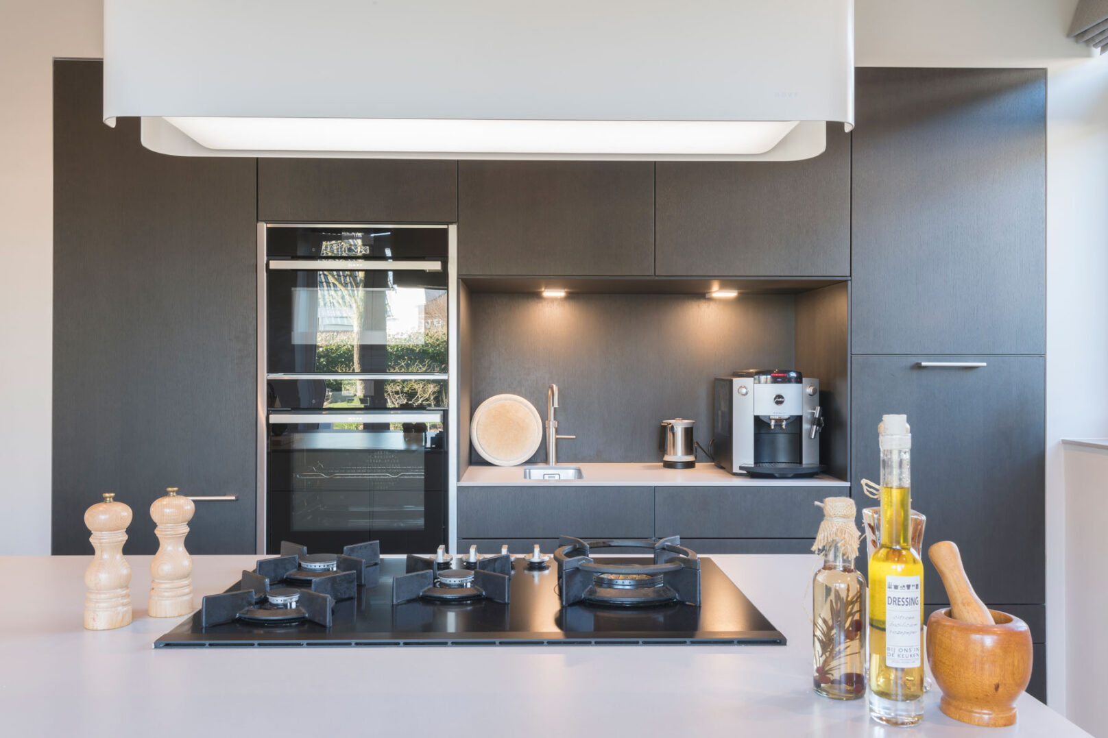 exclusieve keuken met hoek zitbar en hogekasten in zwart eiken, foto 4