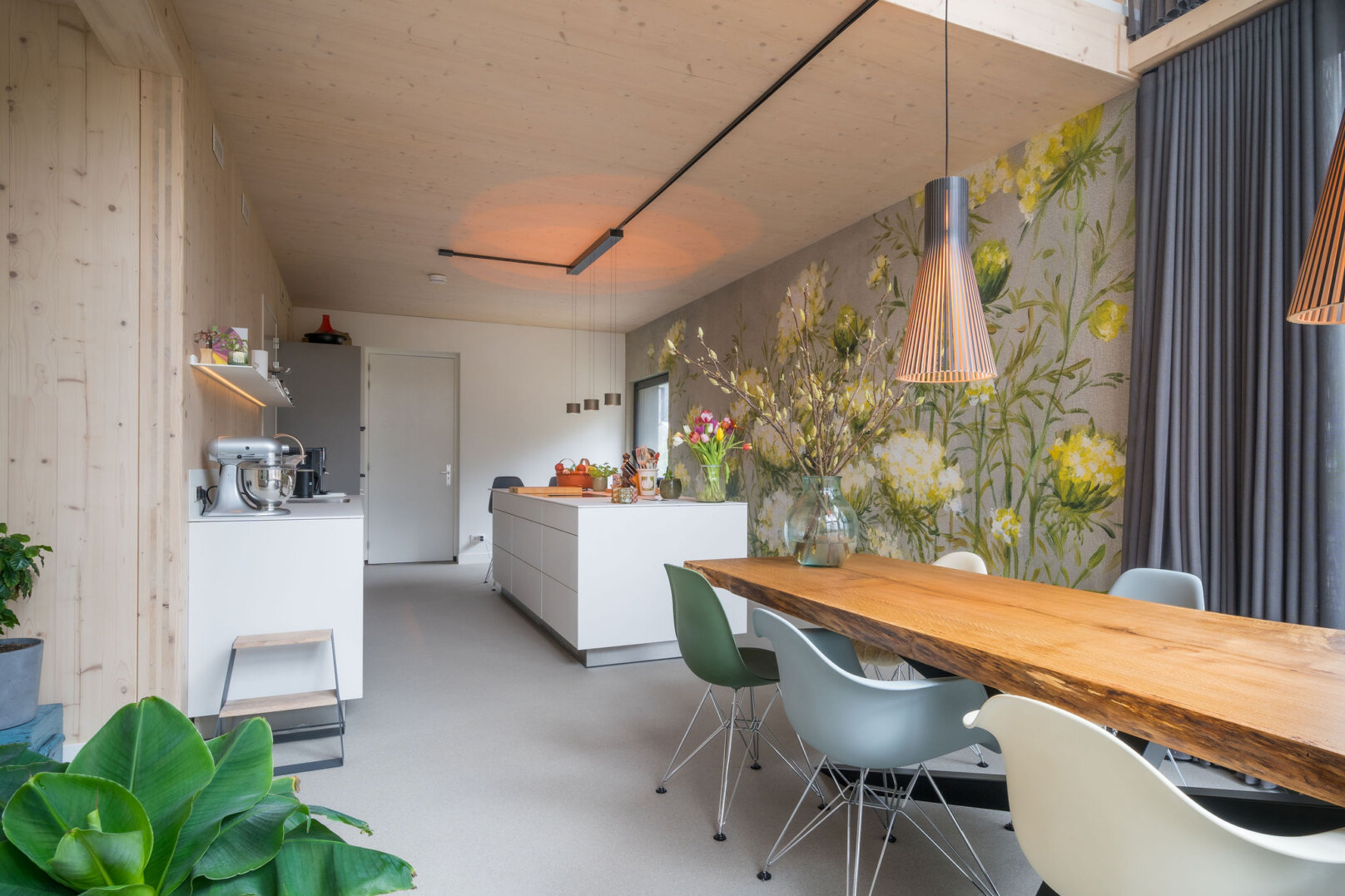 high-end keuken in kaolin en flint tegen houten achterwand