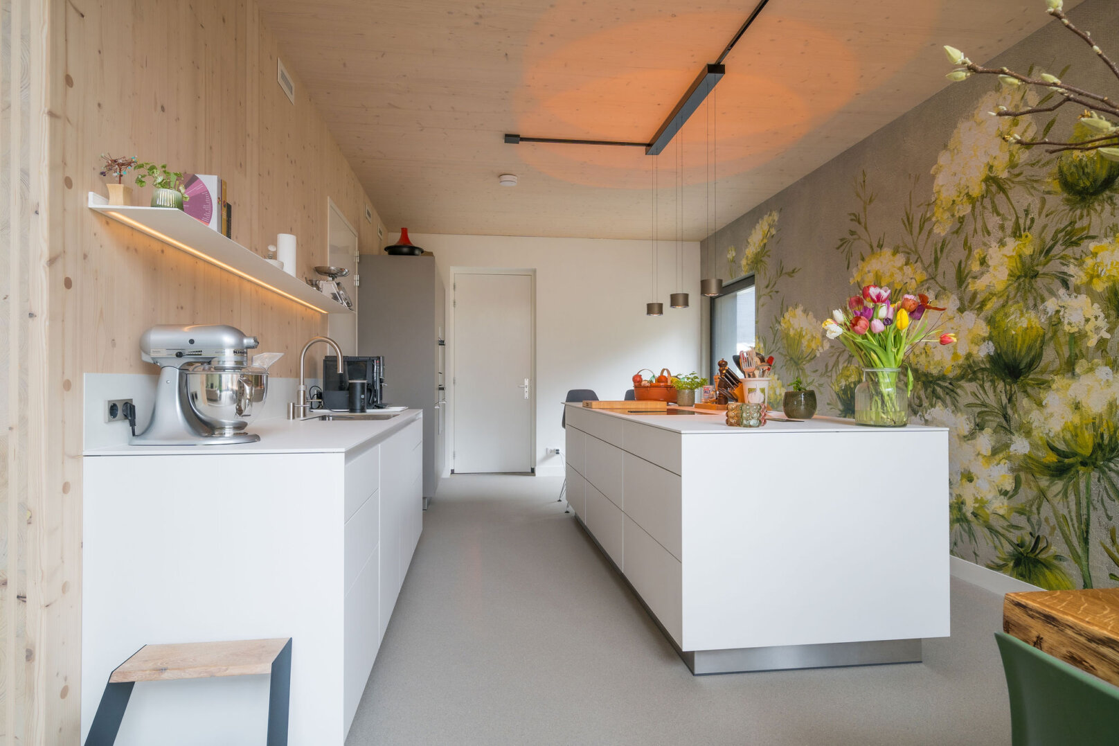 high-end keuken in kaolin en flint tegen houten achterwand, foto 3