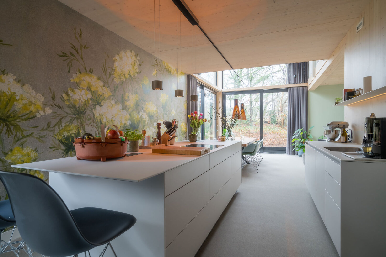high-end keuken in kaolin en flint tegen houten achterwand, foto 4