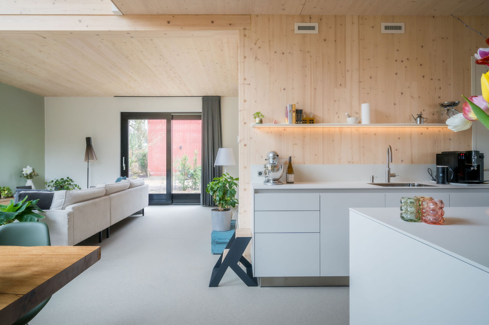 high-end keuken in kaolin en flint tegen houten achterwand, foto 5