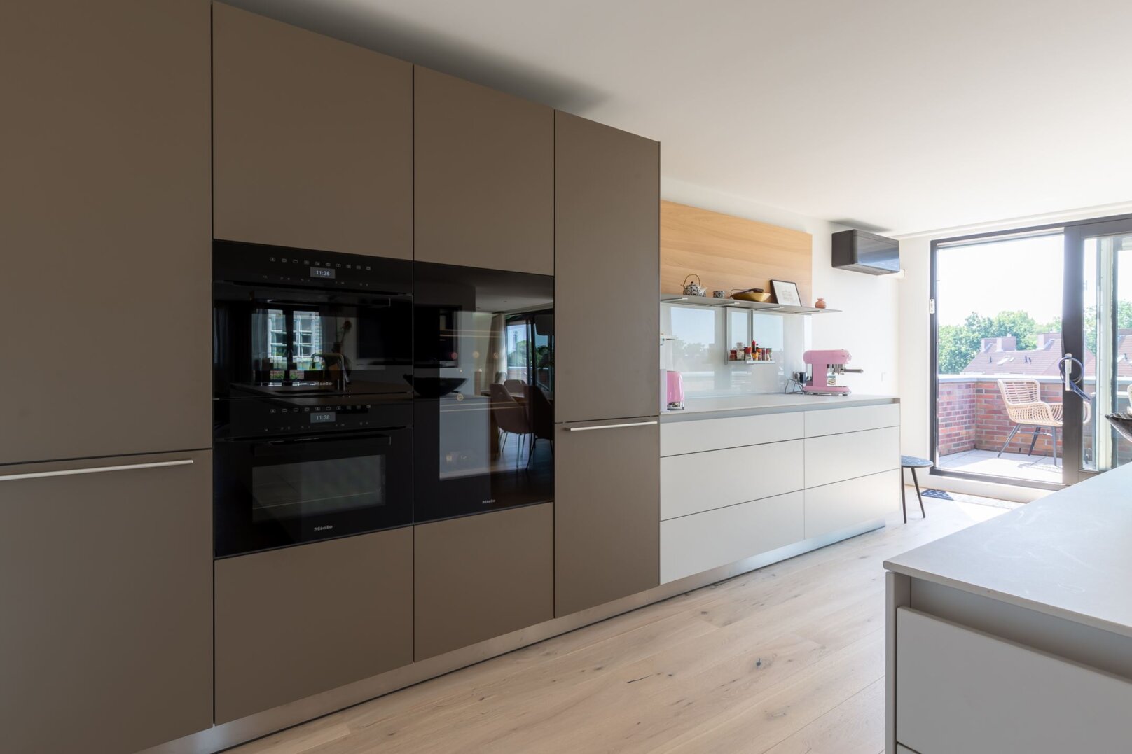 luxe keuken met kookeiland en koffienis, foto 3