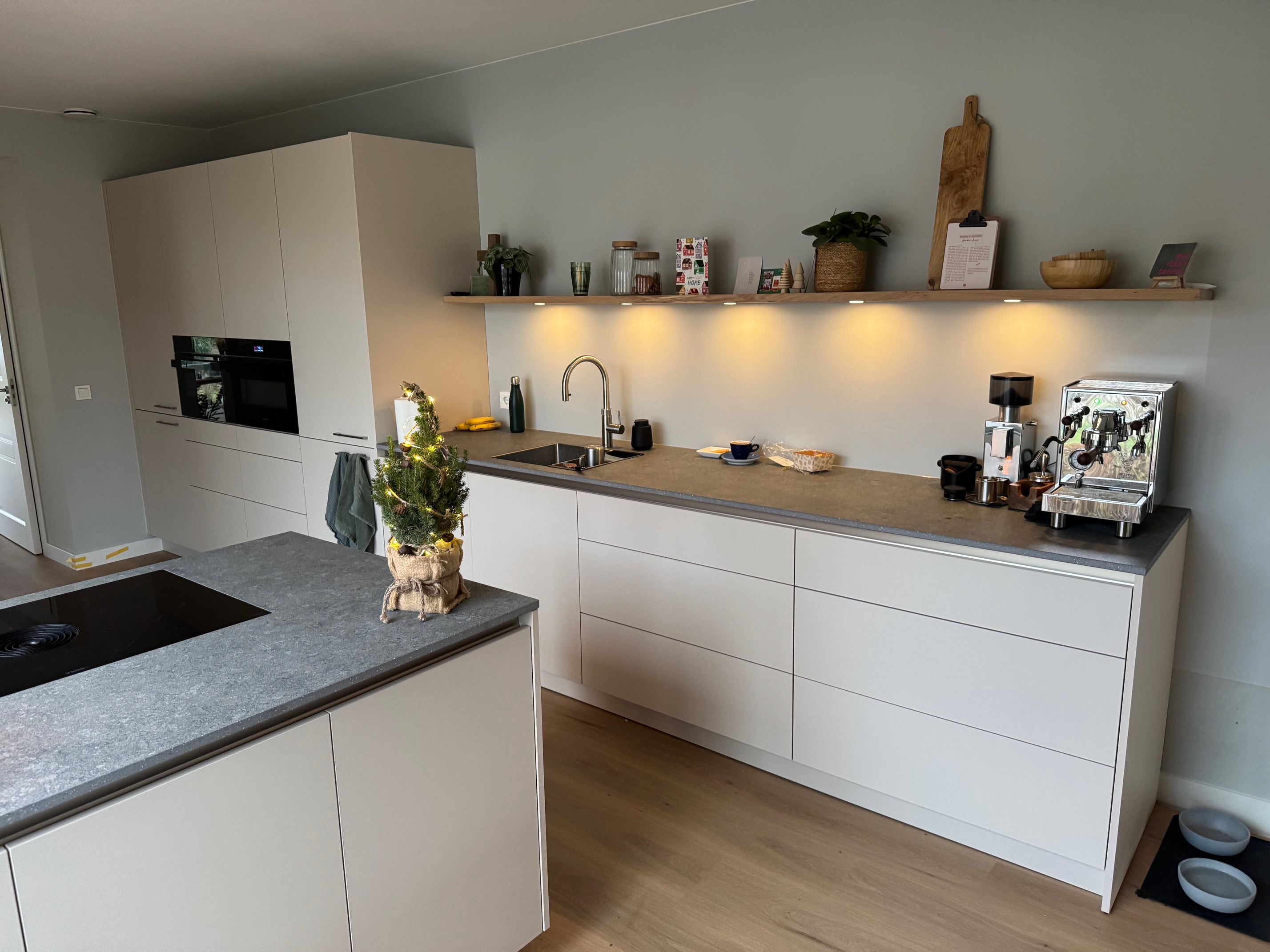 bm sandbeige met Dekton Grafite blad, foto 3