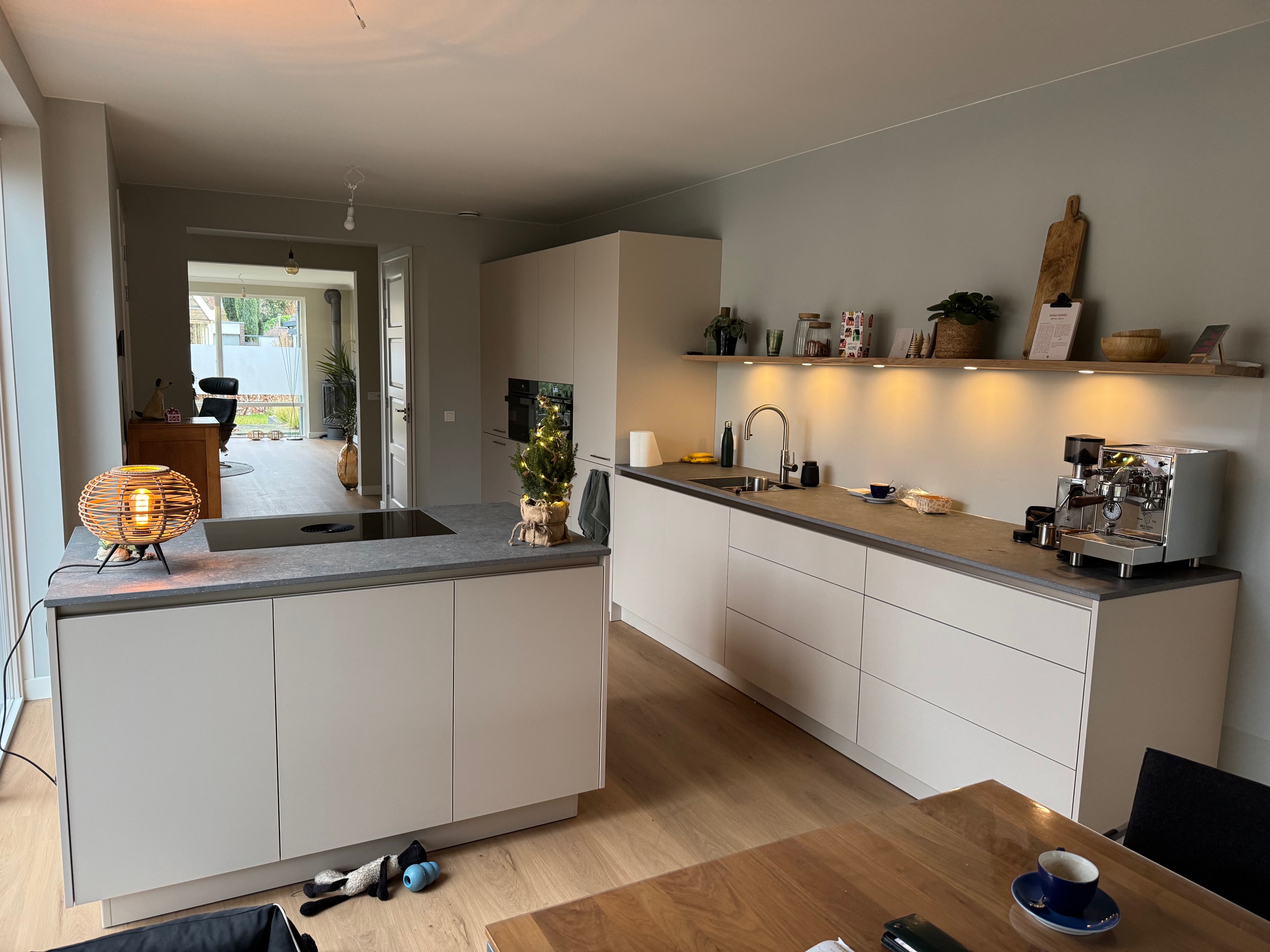 bm sandbeige met Dekton Grafite blad, foto 4