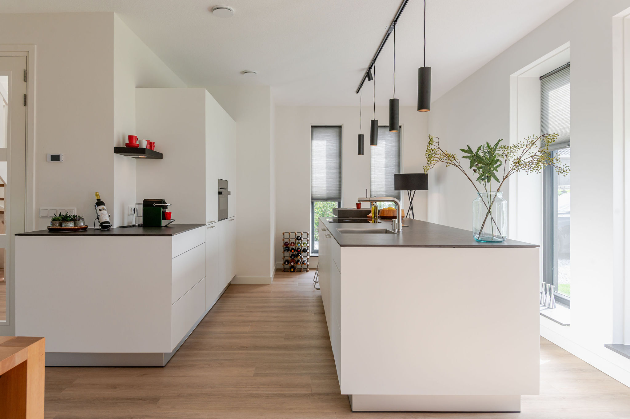 design greeploze keuken in Almere alpine wit met Dekton Eter eilandwerkblad, foto 2