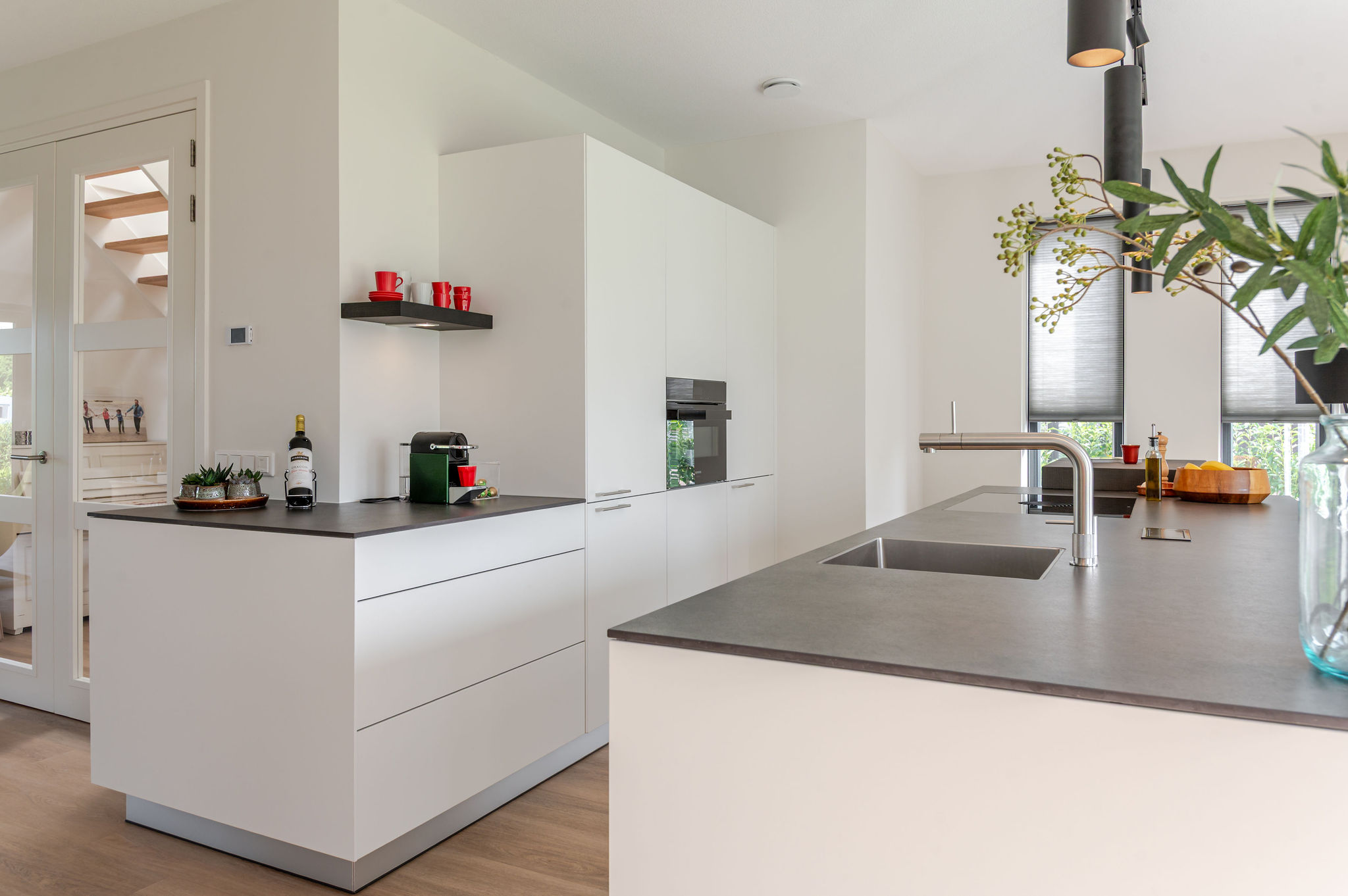 design greeploze keuken in Almere alpine wit met Dekton Eter eilandwerkblad, foto 3