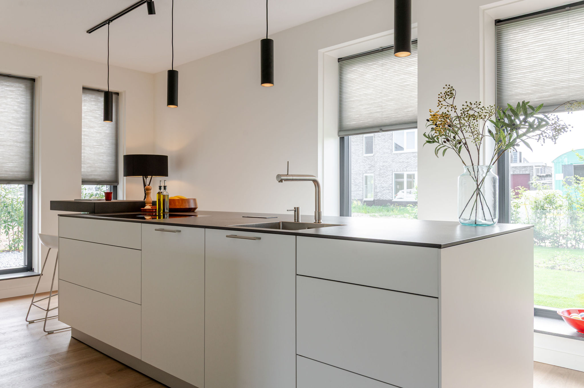 design greeploze keuken in Almere alpine wit met Dekton Eter eilandwerkblad, foto 4