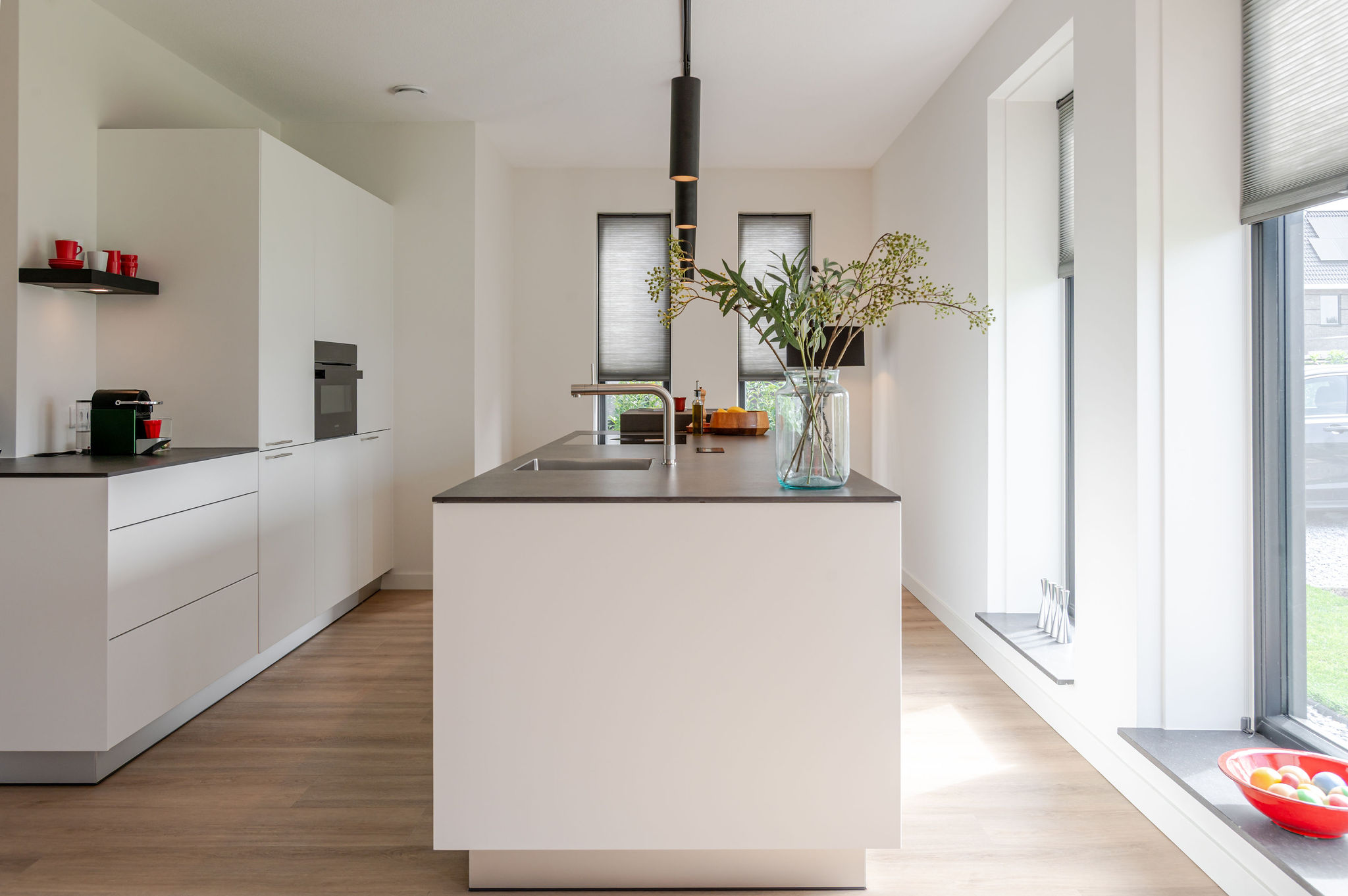 design greeploze keuken in Almere alpine wit met Dekton Eter eilandwerkblad, foto 5