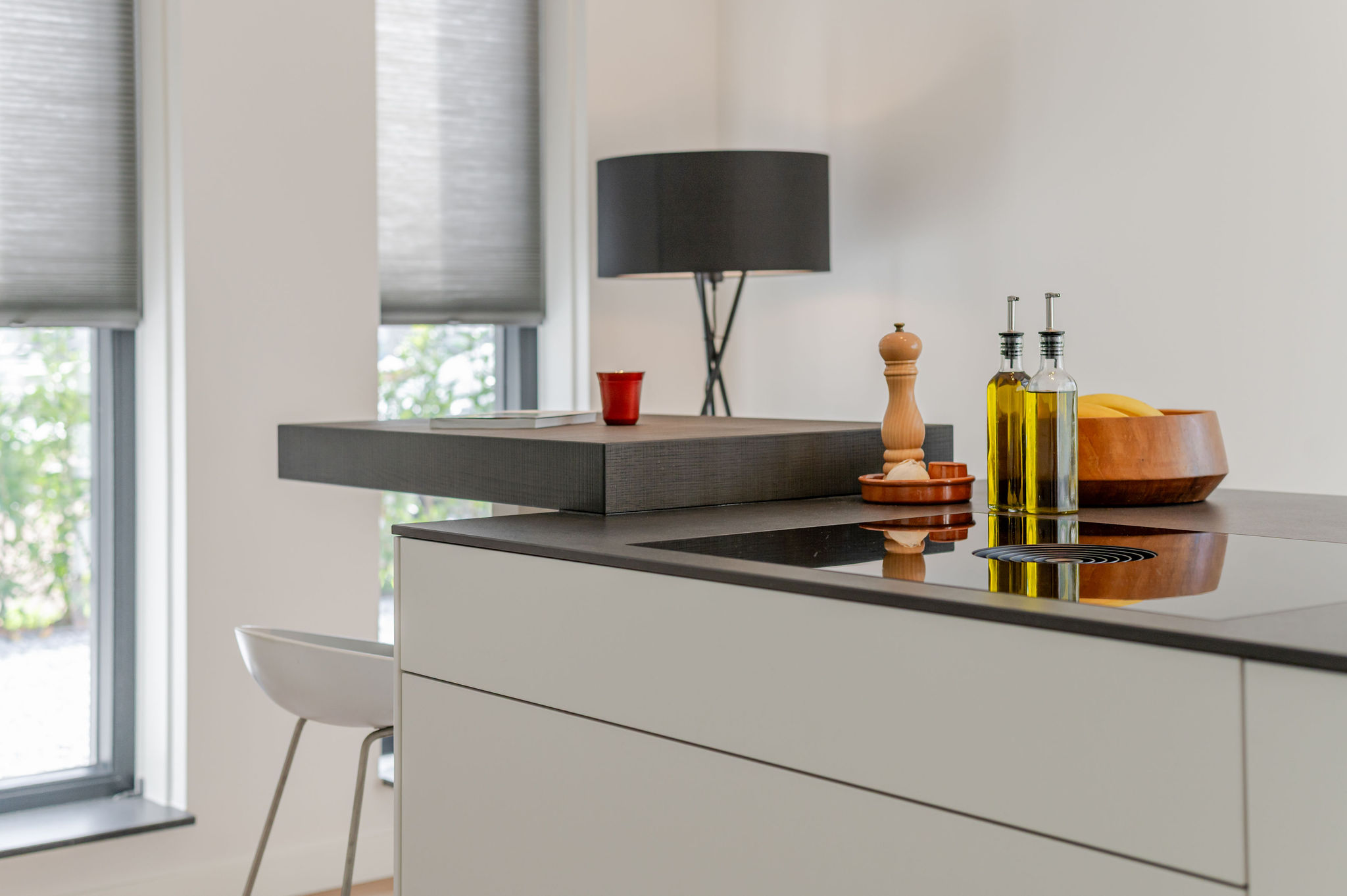 design greeploze keuken in Almere alpine wit met Dekton Eter eilandwerkblad, foto 6