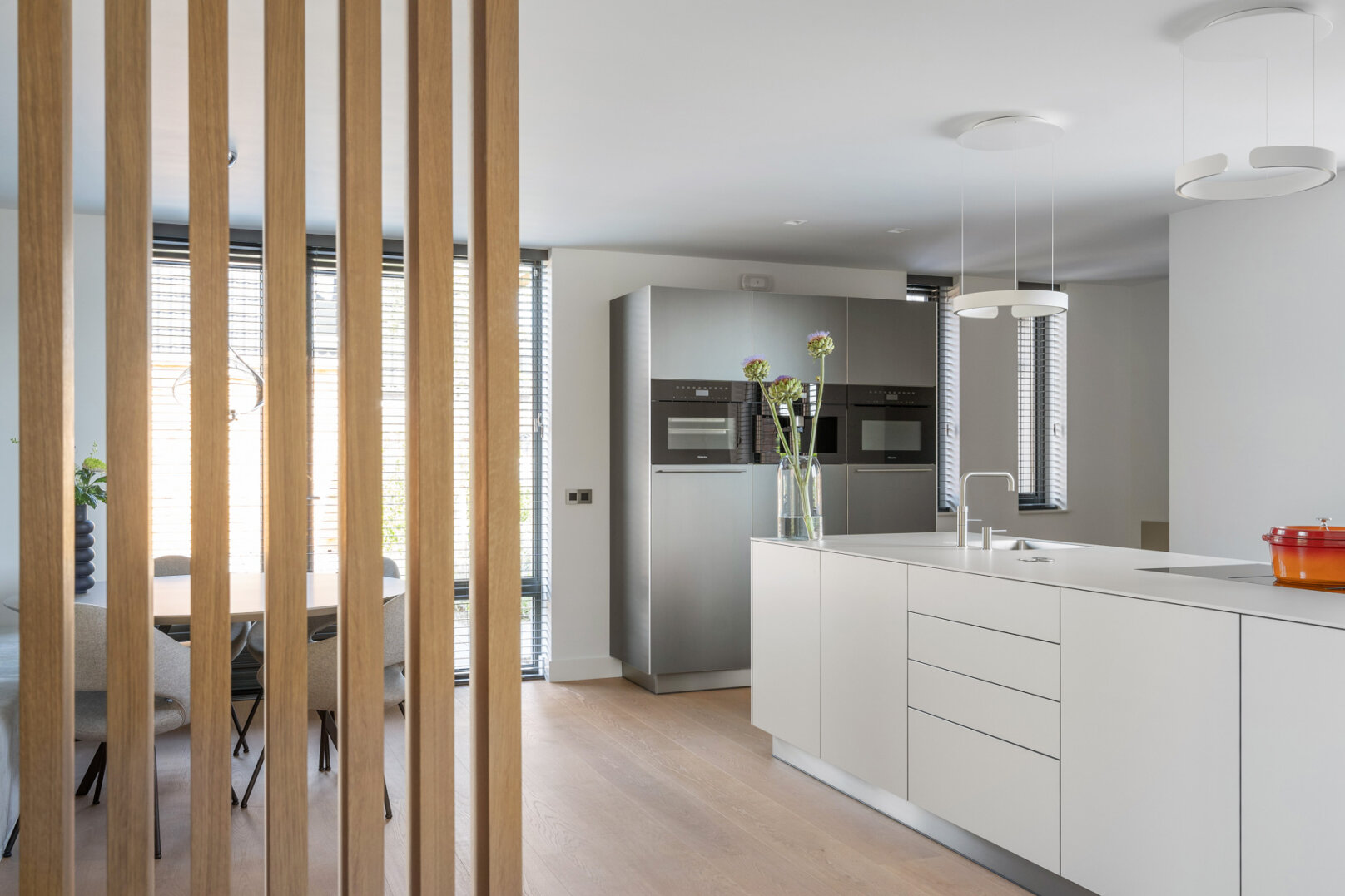 design keuken met schiereiland en aluminium grijze hoge kasten, foto 3