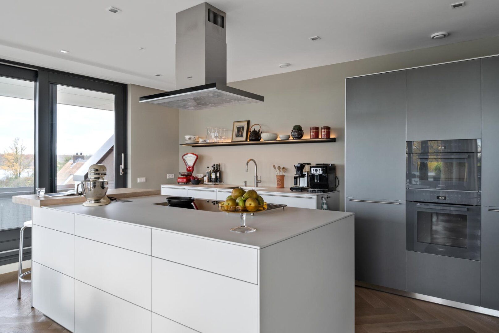 exclusieve bulthaup keuken met zitbar en donker alumium, foto 2