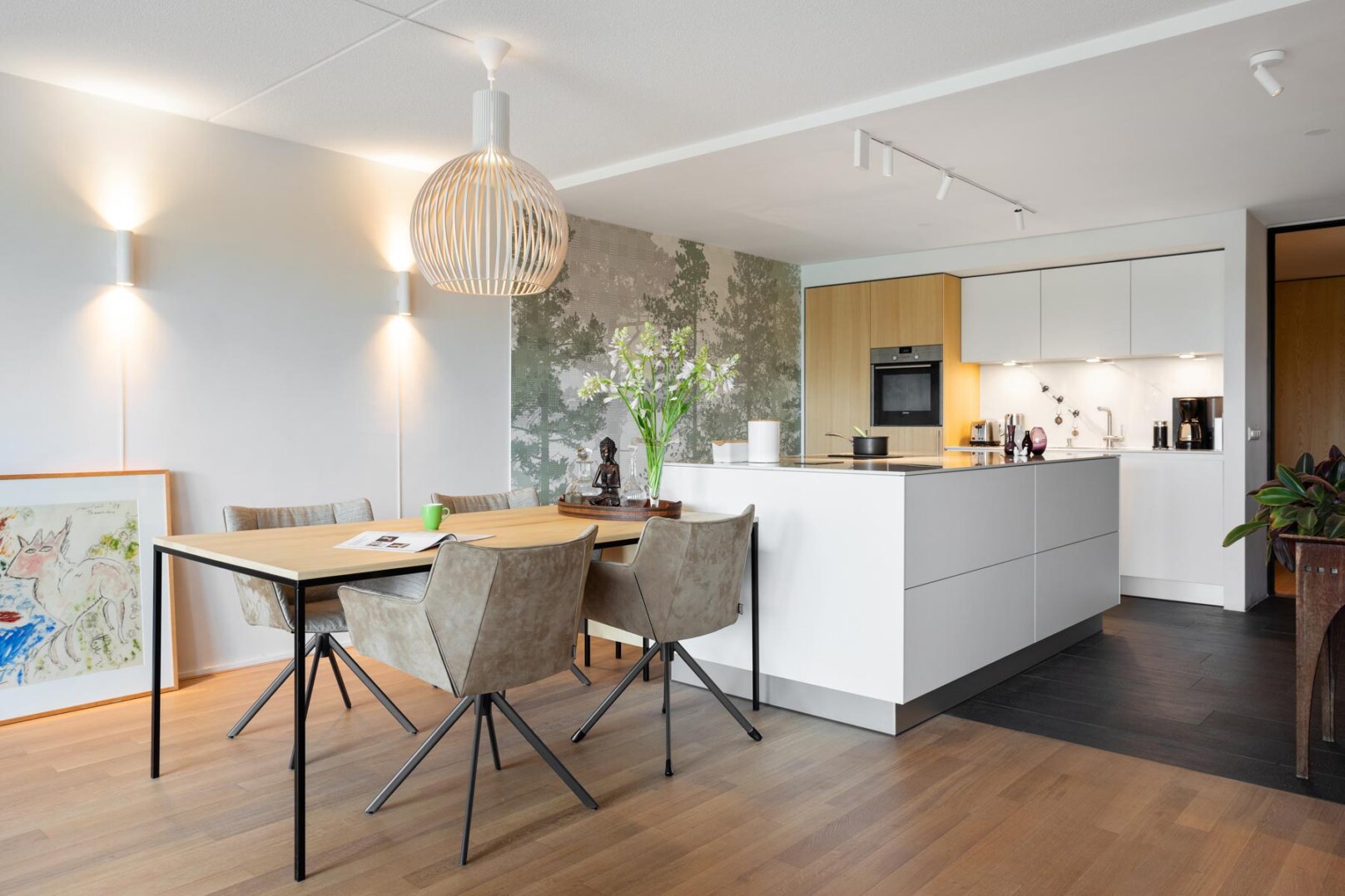 tijdloze design keuken met essen en dekton marmer blad in Utrecht, foto 4