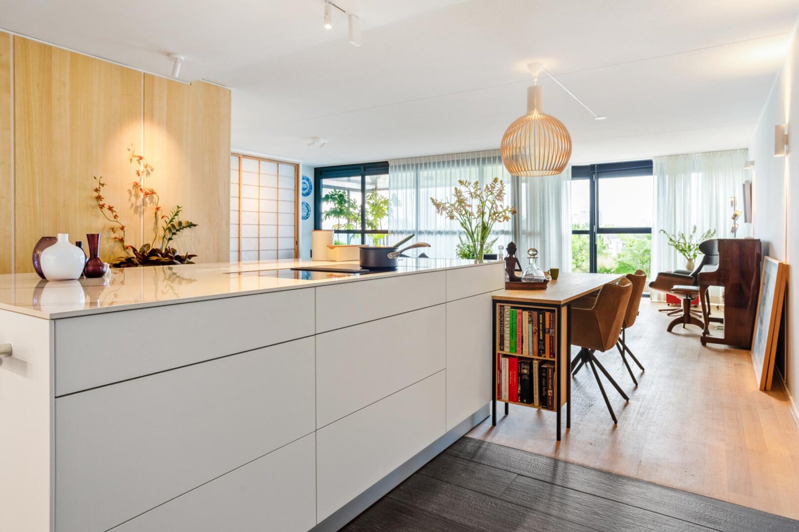 tijdloze design keuken met essen en dekton marmer blad in Utrecht, foto 2