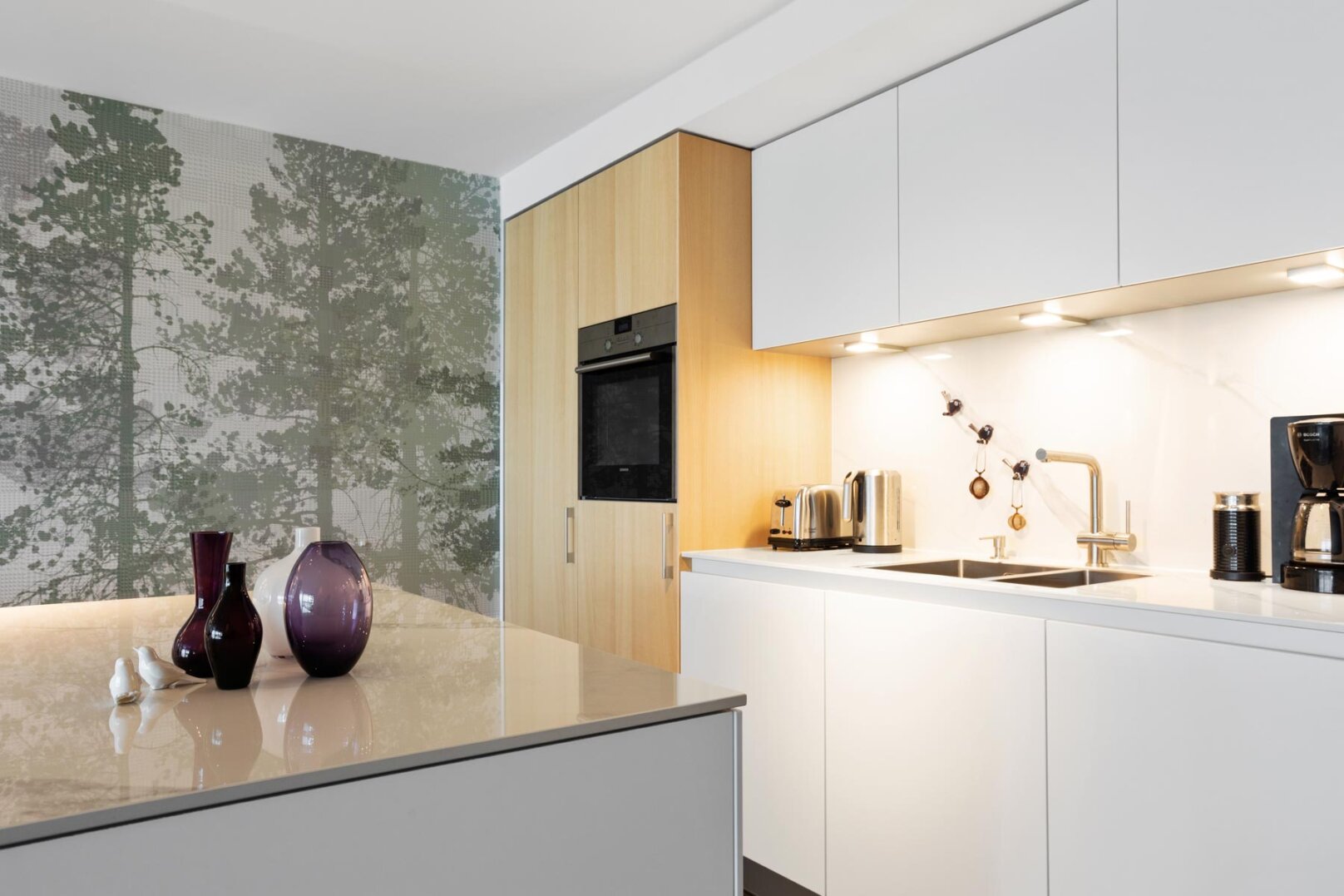 tijdloze design keuken met essen en dekton marmer blad in Utrecht, foto 3