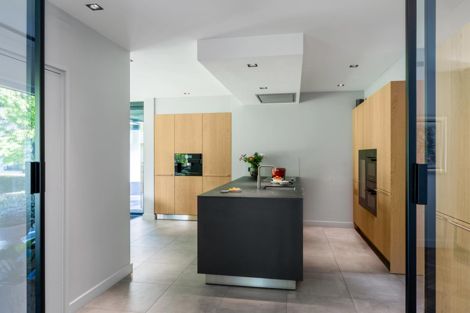 unieke design keuken in antraciet met eiken hogekasten en dekton blad, foto 2