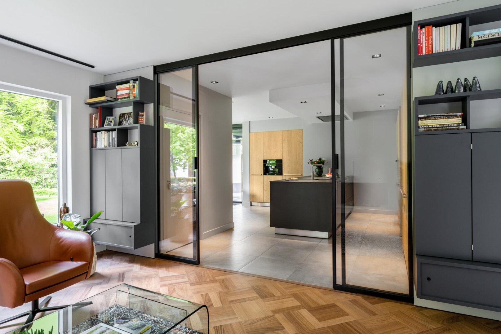unieke design keuken in antraciet met eiken hogekasten en dekton blad, foto 3