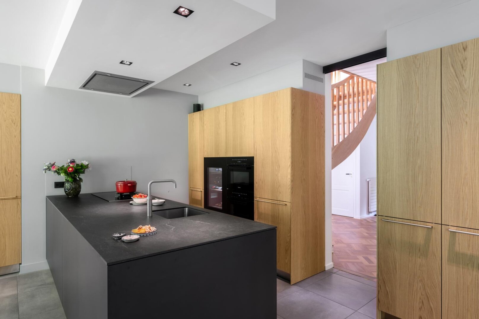 unieke design keuken in antraciet met eiken hogekasten en dekton blad, foto 4