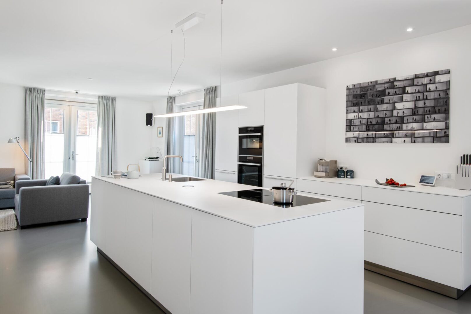 strakke witte design keuken met groot eiland