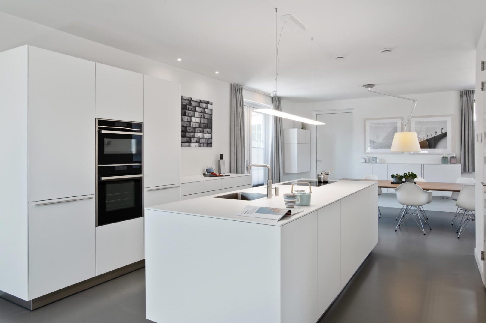 strakke witte design keuken met groot eiland, foto 2