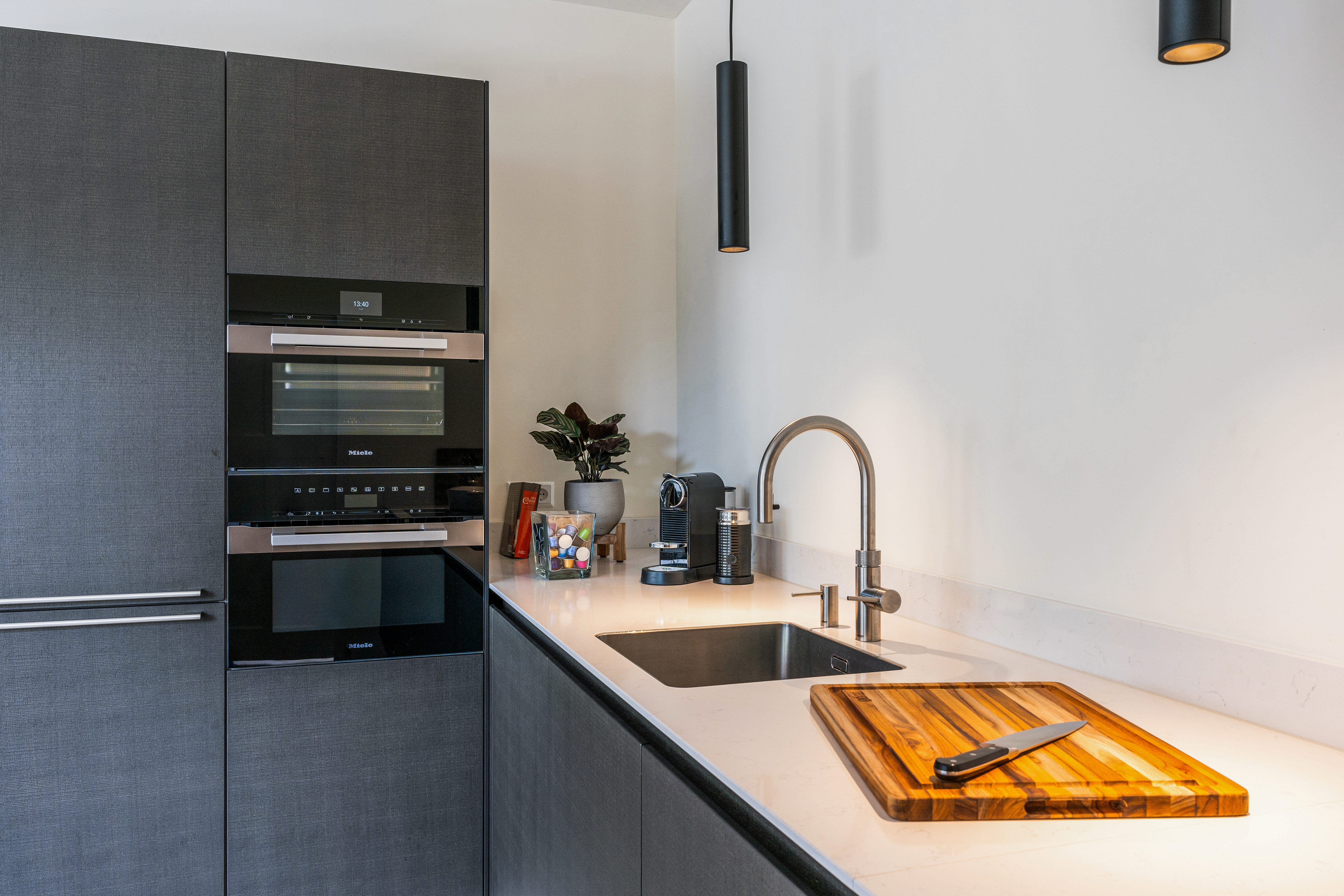 hotel-chic greeploze keuken in zwartbruin eiken met marmer blad, foto 2