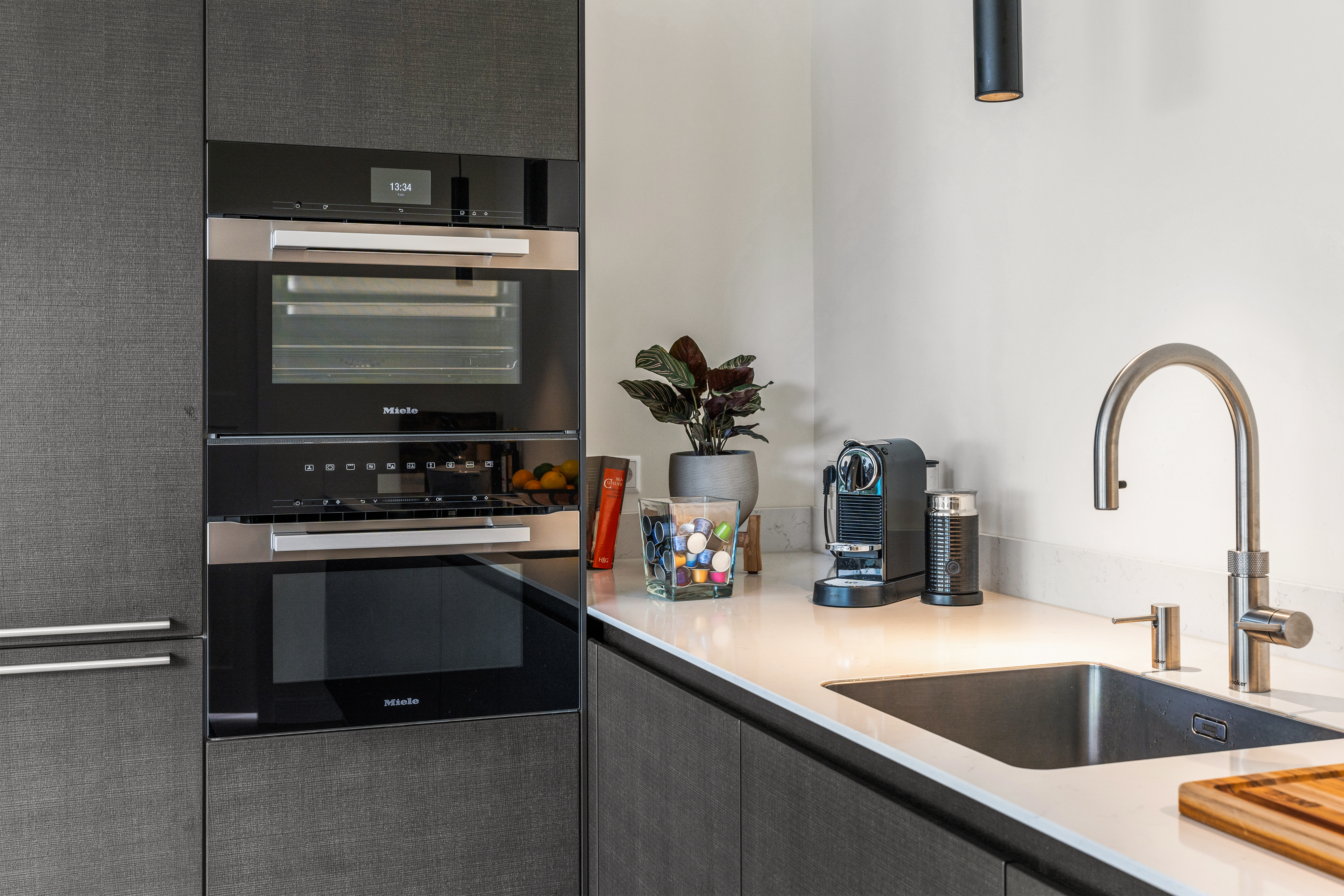 hotel-chic greeploze keuken in zwartbruin eiken met marmer blad, foto 3