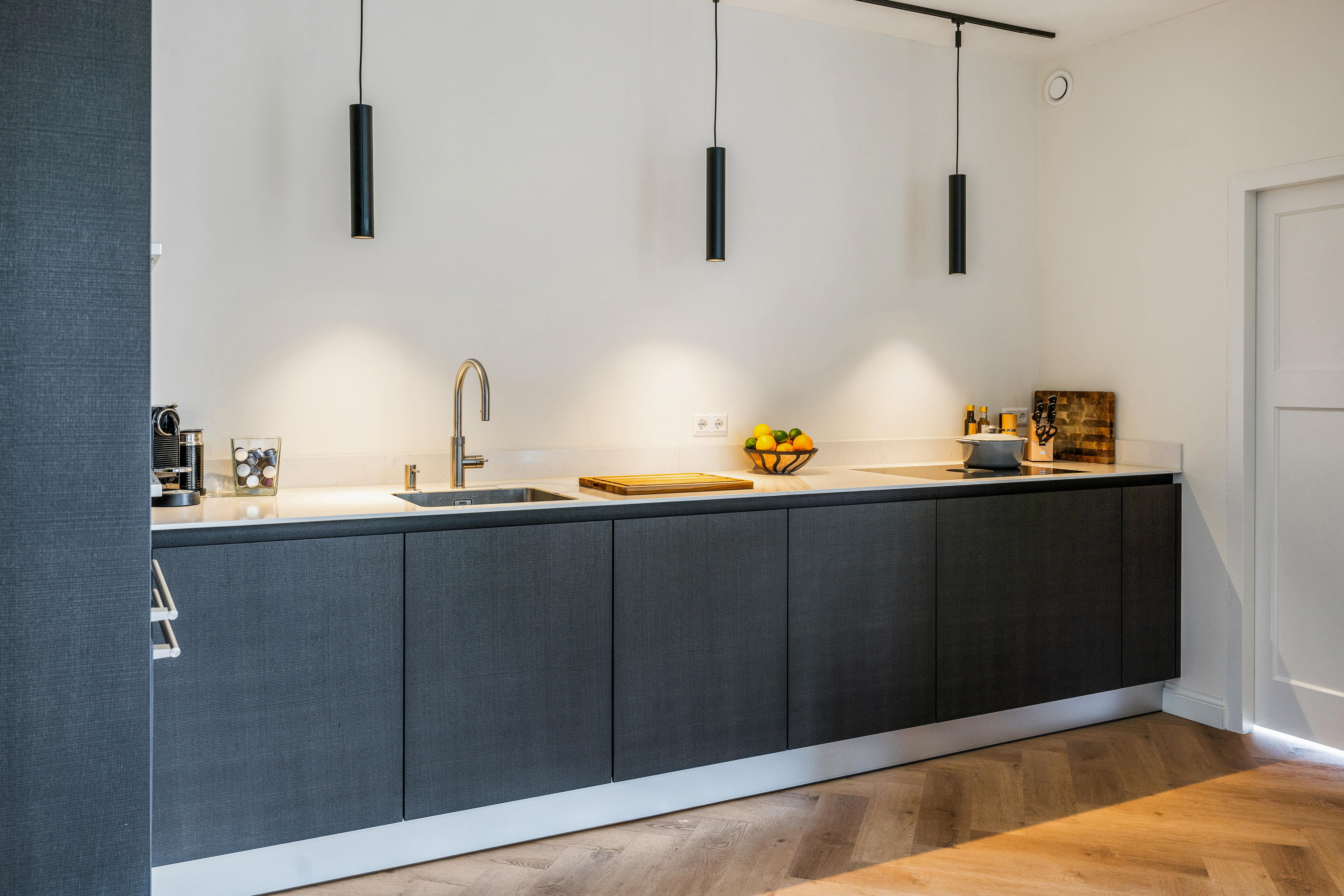 hotel-chic greeploze keuken in zwartbruin eiken met marmer blad, foto 4