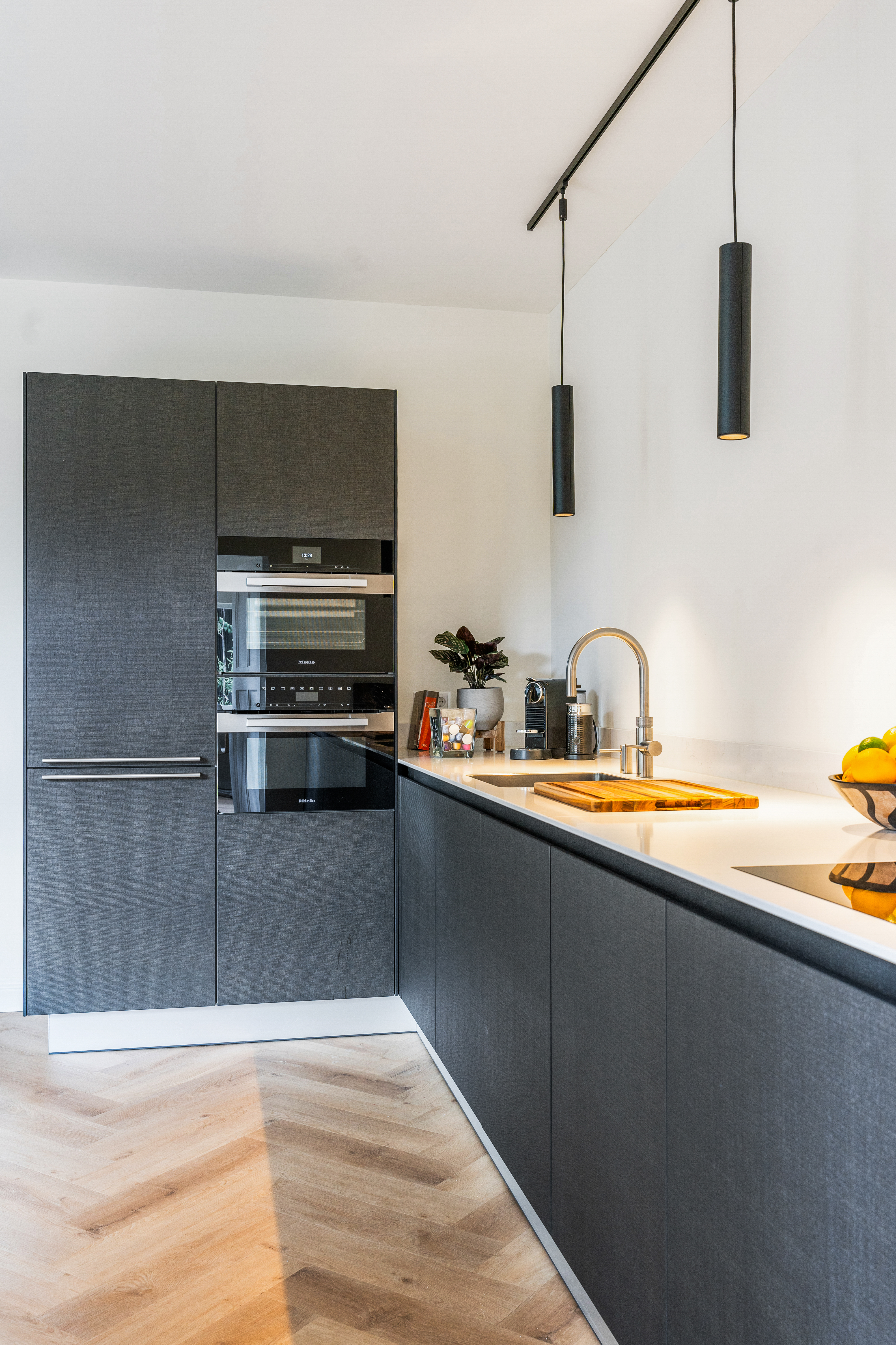 hotel-chic greeploze keuken in zwartbruin eiken met marmer blad, foto 5