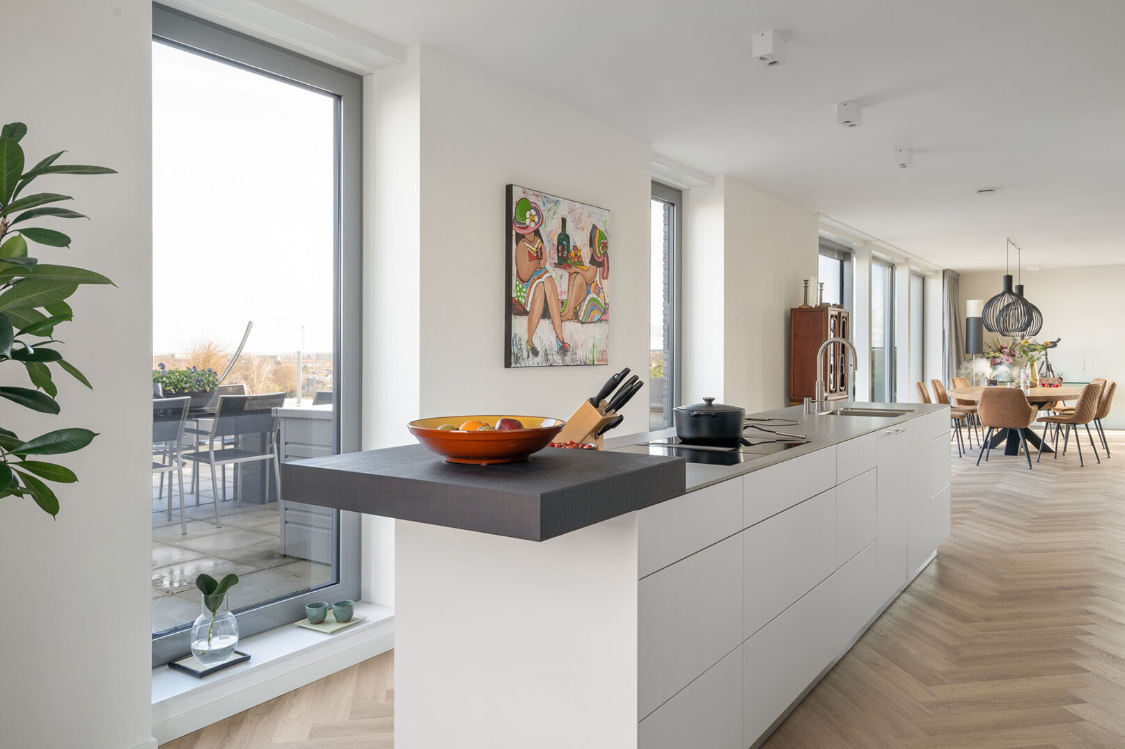 strakke design keuken in kaolin met minimalistische wandplank, foto 2