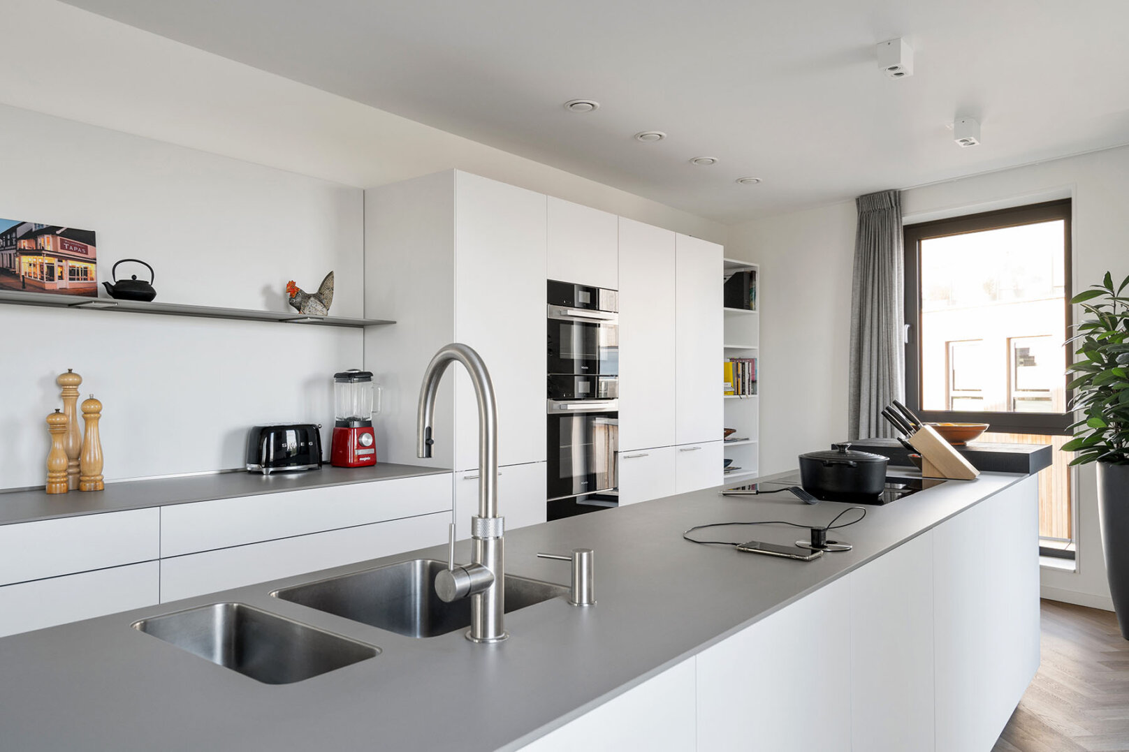 strakke design keuken in kaolin met minimalistische wandplank, foto 3