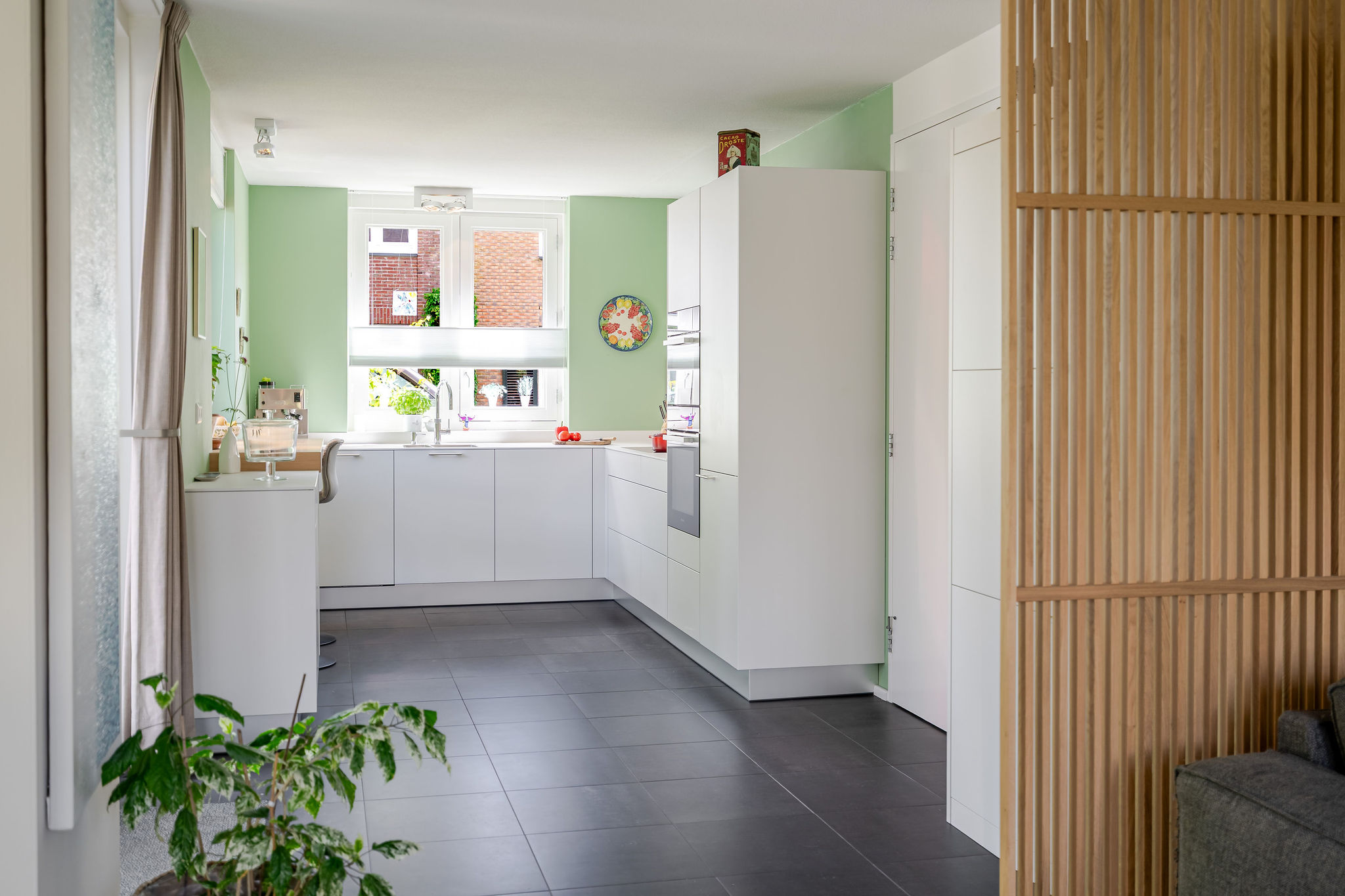 creatieve keuken met barblad voor raam kaolin U-opstelling met eiken barblad, foto 2