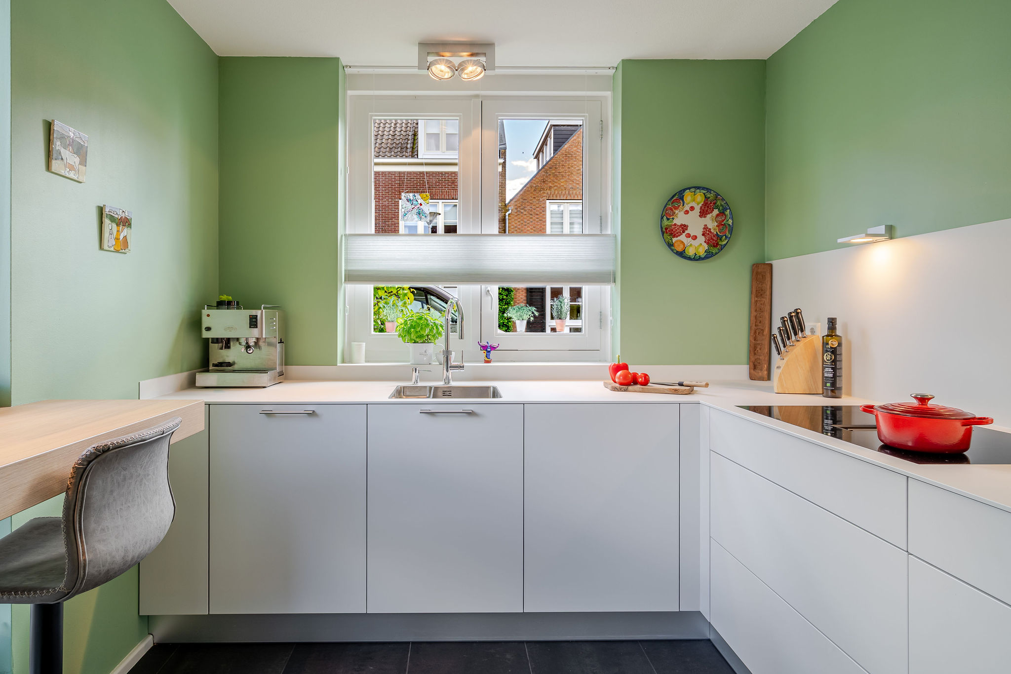 creatieve keuken met barblad voor raam kaolin U-opstelling met eiken barblad, foto 4