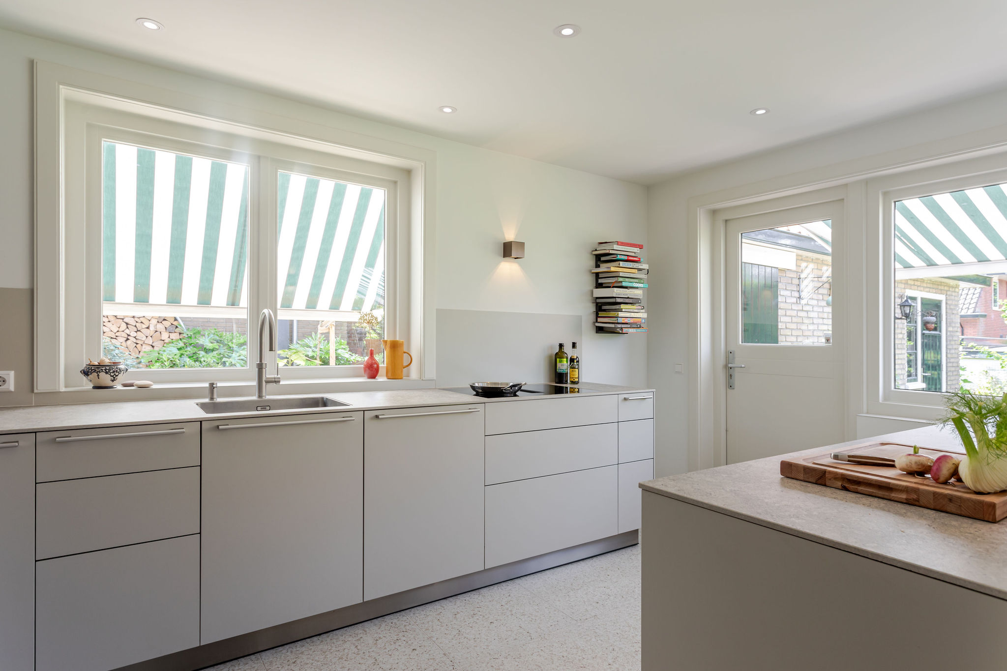 exclusieve keuken kiezel en flint met Dekton Pietra blad